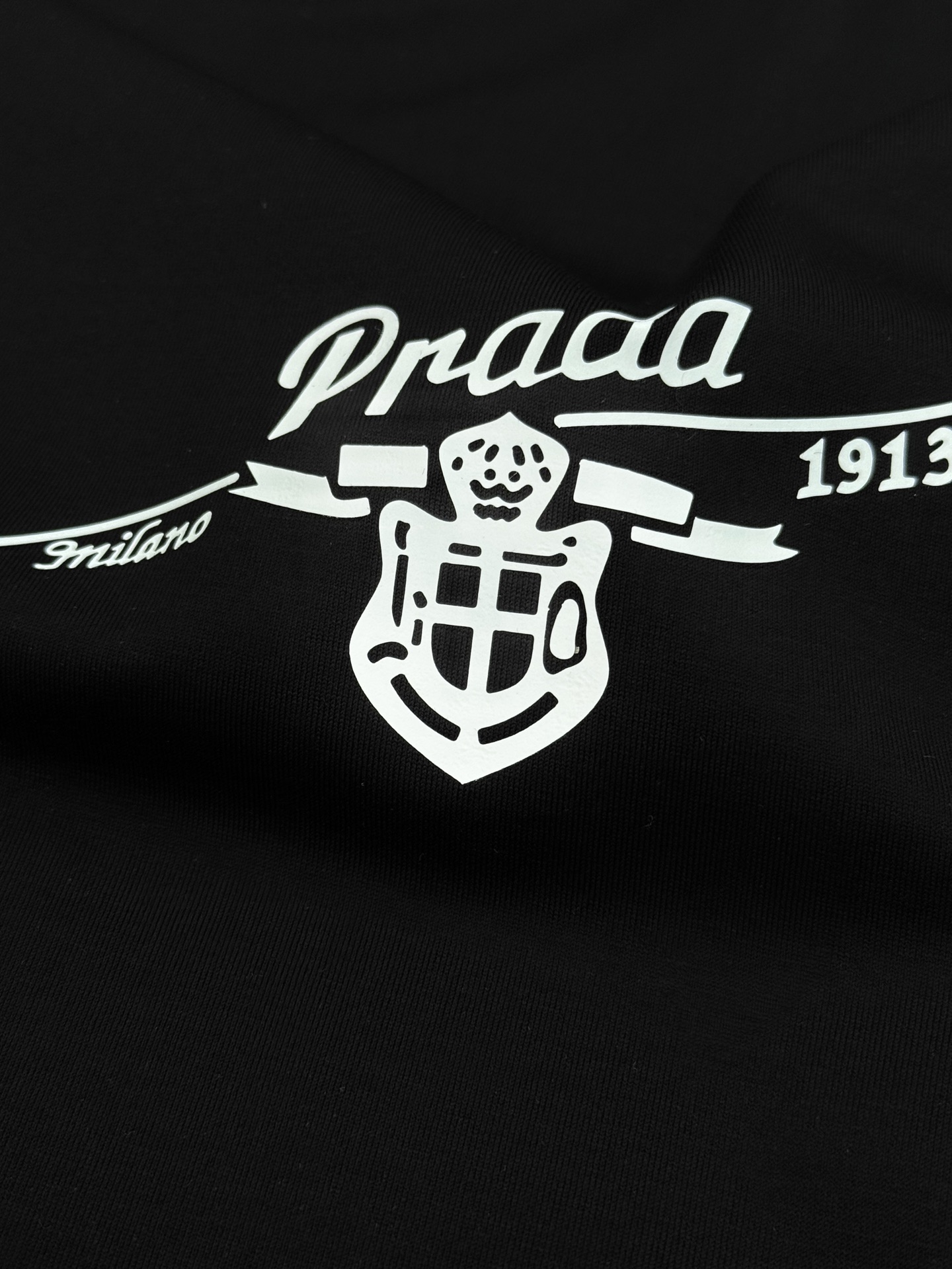 PRADA普拉达26s春夏季新款丝光棉T恤.胸前经典字母图形立体烫画经典之作！！！客供190g丝光棉面料，手感质感超级舒