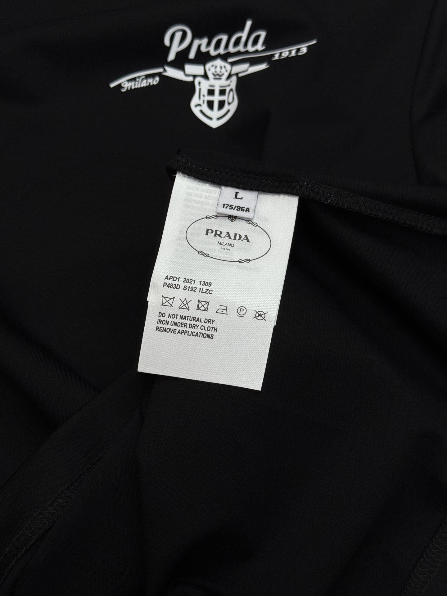 PRADA普拉达26s春夏季新款丝光棉T恤.胸前经典字母图形立体烫画经典之作！！！客供190g丝光棉面料，手感质感超级舒