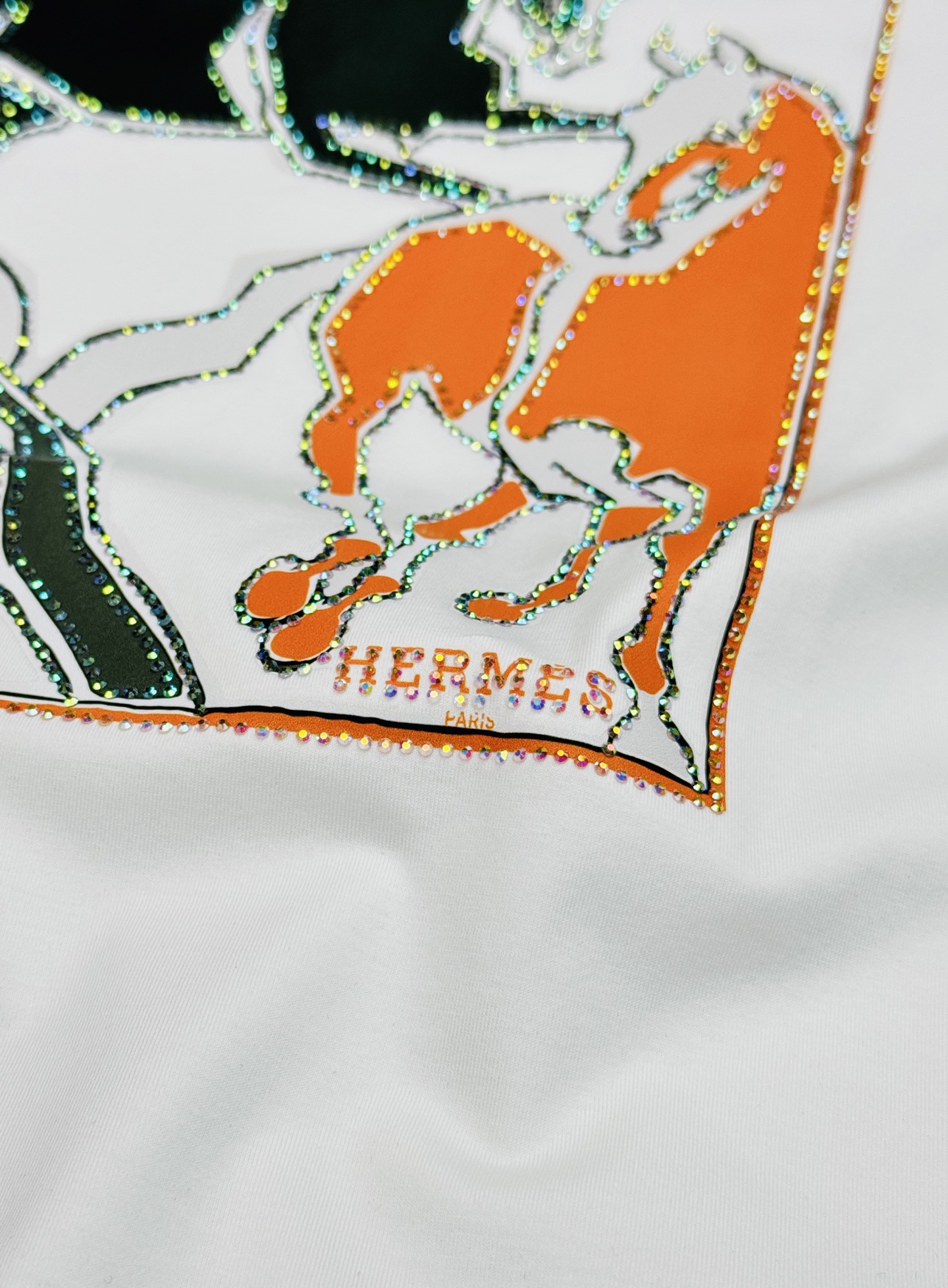 Hermes爱马仕26s新款丝光棉短袖T恤，采用高品质丝光棉面料.亲肤透气，夏天穿超舒服！正面是超有艺术感的爱马仕贵族元