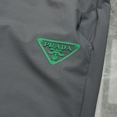 Prada普拉达新款夏季短裤.Prada 经典的三角形硅胶质地徽标,是品牌最具辨识度的元素之一,不同颜色的短裤搭配了不同 Prada普拉达新款夏季短裤.Prada 经典的三角形硅胶质地徽标,是品牌最具辨识度的元素之一,不同颜色的短裤搭配了不同