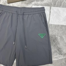 Prada普拉达新款夏季短裤.Prada 经典的三角形硅胶质地徽标,是品牌最具辨识度的元素之一,不同颜色的短裤搭配了不同 Prada普拉达新款夏季短裤.Prada 经典的三角形硅胶质地徽标,是品牌最具辨识度的元素之一,不同颜色的短裤搭配了不同