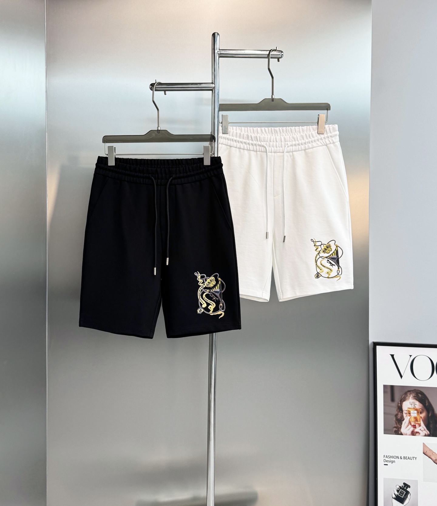 NO:930012,Donkey Brand*Louis Vuitton men's summer heavyweight nylon five-point casual shorts are made of high-count soft waxy nylon fabric. They are draped and stylish, breathable and skin-friendly, saying goodbye to the sultry summer heat!  The vintage royal emblem is made of heavy-duty multi-color high-temperature heat transfer technology. It is both recognizable and luxurious!  The widened high-elastic elastic waist and laser-engraved metal drawstring make the details show off the brand-name quality!  Fitted with a straight-leg five-point silhouette, it modifies the shape of your legs without being too picky about your figure, taking into account both a casual feel and a neat aura!  Classic black and white, easily adaptable to all kinds of outfits, you can wear it in a low-key luxury style when commuting or going out on the street. All three standards are met!  Original hardware. Size M-3XL/29-36 fitted version (S and 4XL can be customized)/140 catties. Recommended L,, louis vuitton, louis vuitton, shorts,19860909驴牌*路易威登男士夏季重磅锦棉五分休闲短裤甄选高支软糯锦棉面料,垂坠有型,透气亲肤,告别夏日闷热！复古皇家徽章重工多色高温烫画工艺.辨识度与奢华感兼具！加宽高弹松紧腰,搭配激光雕刻金属抽绳,细节尽显大牌质感！合身直筒五分版型,修饰腿型不挑身材,兼顾休闲感与利落气场！经典黑白双色,轻松适配各类穿搭,通勤出街都能穿出低调奢华格调.三标齐！原版五金. 码数M-3XL/29-36合身版（S和4XL可订做）/140斤建议L,,louis vuitton,louis vuitton,shorts,,Men's clothing