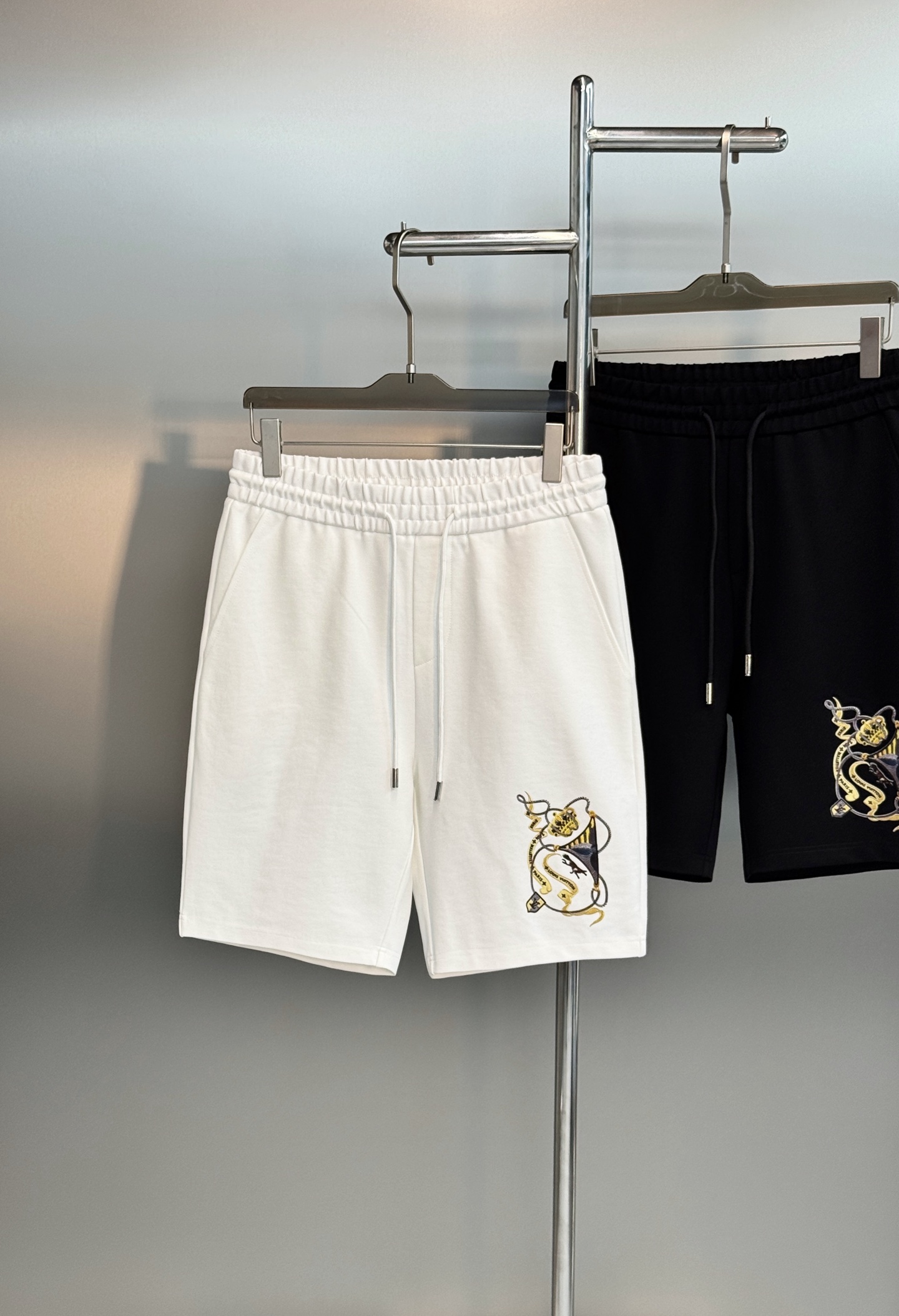 NO:947599,Donkey Brand*Louis Vuitton men's summer heavyweight brocade cotton five-point casual shorts are made of high-count soft waxy brocade cotton fabric. They are draped and stylish, breathable and skin-friendly, saying goodbye to the sultry summer heat!  The vintage royal emblem is made of heavy multi-color high-temperature heat transfer technology. It is both recognizable and luxurious!  The widened high-elastic elastic waist and laser-engraved metal drawstring make the details show off the brand-name quality!  Fitted with a straight-leg five-point silhouette, it modifies the shape of your legs without being too picky about your figure, taking into account both a casual feel and a neat aura!  Classic black and white, easily adaptable to all kinds of outfits, you can wear it in a low-key luxury style when commuting or going out on the street. All three standards are met!  Original hardware. Size M-3XL/29-36 fitted version (S and 4XL can be customized)/140 catties. Recommended L,, louis vuitton, louis vuitton, shorts,19860909驴牌*路易威登男士夏季重磅锦棉五分休闲短裤甄选高支软糯锦棉面料,垂坠有型,透气亲肤,告别夏日闷热！复古皇家徽章重工多色高温烫画工艺.辨识度与奢华感兼具！加宽高弹松紧腰,搭配激光雕刻金属抽绳,细节尽显大牌质感！合身直筒五分版型,修饰腿型不挑身材,兼顾休闲感与利落气场！经典黑白双色,轻松适配各类穿搭,通勤出街都能穿出低调奢华格调.三标齐！原版五金. 码数M-3XL/29-36合身版（S和4XL可订做）/140斤建议L,,louis vuitton,louis vuitton,shorts,,Men's clothing