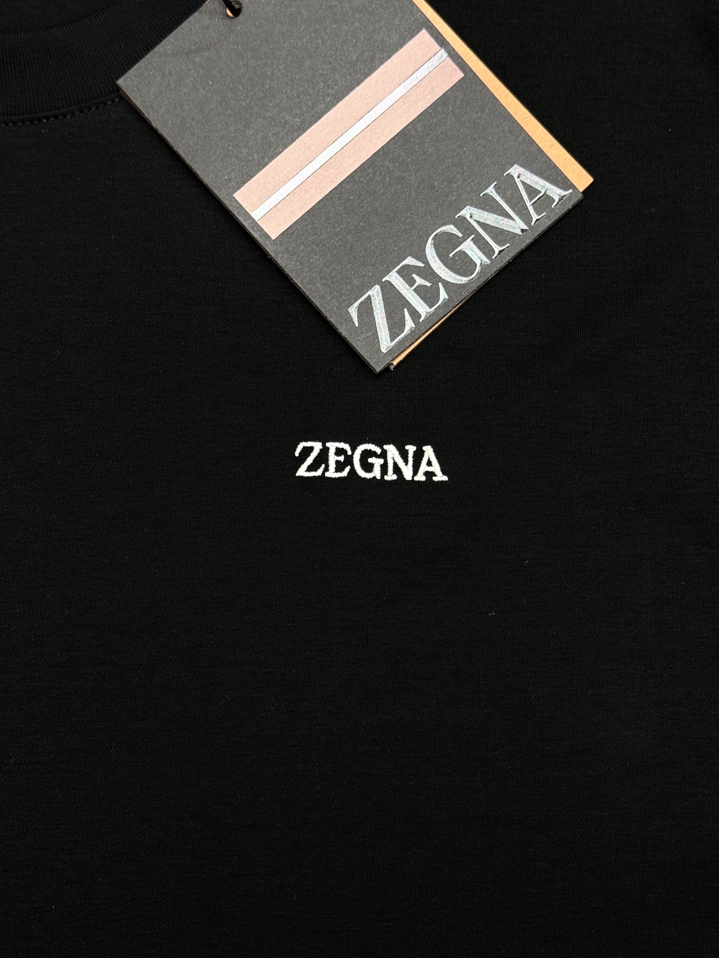 ZEGNA杰尼亚新款液氨棉T恤.基础款推荐❤️ 男士衣柜的“体面担当”，被这件杰尼亚液氨棉T恤拿捏了！液氨工艺加持的高支