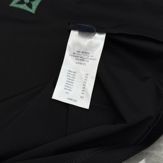 驴牌*路易威登的夏日松弛感,藏在这件丝光棉T恤里。高支190g丝光棉自带柔光滤镜,上身顺滑透气,自带凉感不闷汗。胸前的绿 驴牌*路易威登的夏日松弛感,藏在这件丝光棉T恤里。高支190g丝光棉自带柔光滤镜,上身顺滑透气,自带凉感不闷汗。胸前的绿