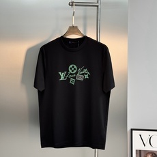 驴牌*路易威登的夏日松弛感,藏在这件丝光棉T恤里。高支190g丝光棉自带柔光滤镜,上身顺滑透气,自带凉感不闷汗。胸前的绿 驴牌*路易威登的夏日松弛感,藏在这件丝光棉T恤里。高支190g丝光棉自带柔光滤镜,上身顺滑透气,自带凉感不闷汗。胸前的绿