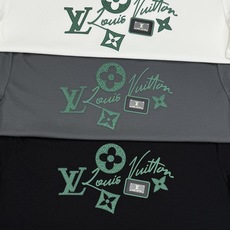 驴牌*路易威登的夏日松弛感,藏在这件丝光棉T恤里。高支190g丝光棉自带柔光滤镜,上身顺滑透气,自带凉感不闷汗。胸前的绿 驴牌*路易威登的夏日松弛感,藏在这件丝光棉T恤里。高支190g丝光棉自带柔光滤镜,上身顺滑透气,自带凉感不闷汗。胸前的绿