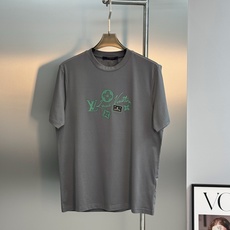 驴牌*路易威登的夏日松弛感,藏在这件丝光棉T恤里。高支190g丝光棉自带柔光滤镜,上身顺滑透气,自带凉感不闷汗。胸前的绿 驴牌*路易威登的夏日松弛感,藏在这件丝光棉T恤里。高支190g丝光棉自带柔光滤镜,上身顺滑透气,自带凉感不闷汗。胸前的绿