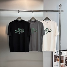 驴牌*路易威登的夏日松弛感,藏在这件丝光棉T恤里。高支190g丝光棉自带柔光滤镜,上身顺滑透气,自带凉感不闷汗。胸前的绿 驴牌*路易威登的夏日松弛感,藏在这件丝光棉T恤里。高支190g丝光棉自带柔光滤镜,上身顺滑透气,自带凉感不闷汗。胸前的绿