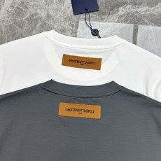 驴牌*路易威登的夏日松弛感,藏在这件丝光棉T恤里。高支190g丝光棉自带柔光滤镜,上身顺滑透气,自带凉感不闷汗。胸前的绿 驴牌*路易威登的夏日松弛感,藏在这件丝光棉T恤里。高支190g丝光棉自带柔光滤镜,上身顺滑透气,自带凉感不闷汗。胸前的绿