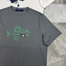 驴牌*路易威登的夏日松弛感,藏在这件丝光棉T恤里。高支190g丝光棉自带柔光滤镜,上身顺滑透气,自带凉感不闷汗。胸前的绿 驴牌*路易威登的夏日松弛感,藏在这件丝光棉T恤里。高支190g丝光棉自带柔光滤镜,上身顺滑透气,自带凉感不闷汗。胸前的绿