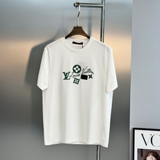 驴牌*路易威登的夏日松弛感,藏在这件丝光棉T恤里。高支190g丝光棉自带柔光滤镜,上身顺滑透气,自带凉感不闷汗。胸前的绿 驴牌*路易威登的夏日松弛感,藏在这件丝光棉T恤里。高支190g丝光棉自带柔光滤镜,上身顺滑透气,自带凉感不闷汗。胸前的绿