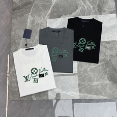 驴牌*路易威登的夏日松弛感,藏在这件丝光棉T恤里。高支190g丝光棉自带柔光滤镜,上身顺滑透气,自带凉感不闷汗。胸前的绿 驴牌*路易威登的夏日松弛感,藏在这件丝光棉T恤里。高支190g丝光棉自带柔光滤镜,上身顺滑透气,自带凉感不闷汗。胸前的绿