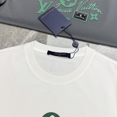 驴牌*路易威登的夏日松弛感,藏在这件丝光棉T恤里。高支190g丝光棉自带柔光滤镜,上身顺滑透气,自带凉感不闷汗。胸前的绿 驴牌*路易威登的夏日松弛感,藏在这件丝光棉T恤里。高支190g丝光棉自带柔光滤镜,上身顺滑透气,自带凉感不闷汗。胸前的绿