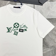 驴牌*路易威登的夏日松弛感,藏在这件丝光棉T恤里。高支190g丝光棉自带柔光滤镜,上身顺滑透气,自带凉感不闷汗。胸前的绿 驴牌*路易威登的夏日松弛感,藏在这件丝光棉T恤里。高支190g丝光棉自带柔光滤镜,上身顺滑透气,自带凉感不闷汗。胸前的绿
