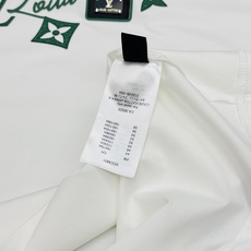 驴牌*路易威登的夏日松弛感,藏在这件丝光棉T恤里。高支190g丝光棉自带柔光滤镜,上身顺滑透气,自带凉感不闷汗。胸前的绿 驴牌*路易威登的夏日松弛感,藏在这件丝光棉T恤里。高支190g丝光棉自带柔光滤镜,上身顺滑透气,自带凉感不闷汗。胸前的绿
