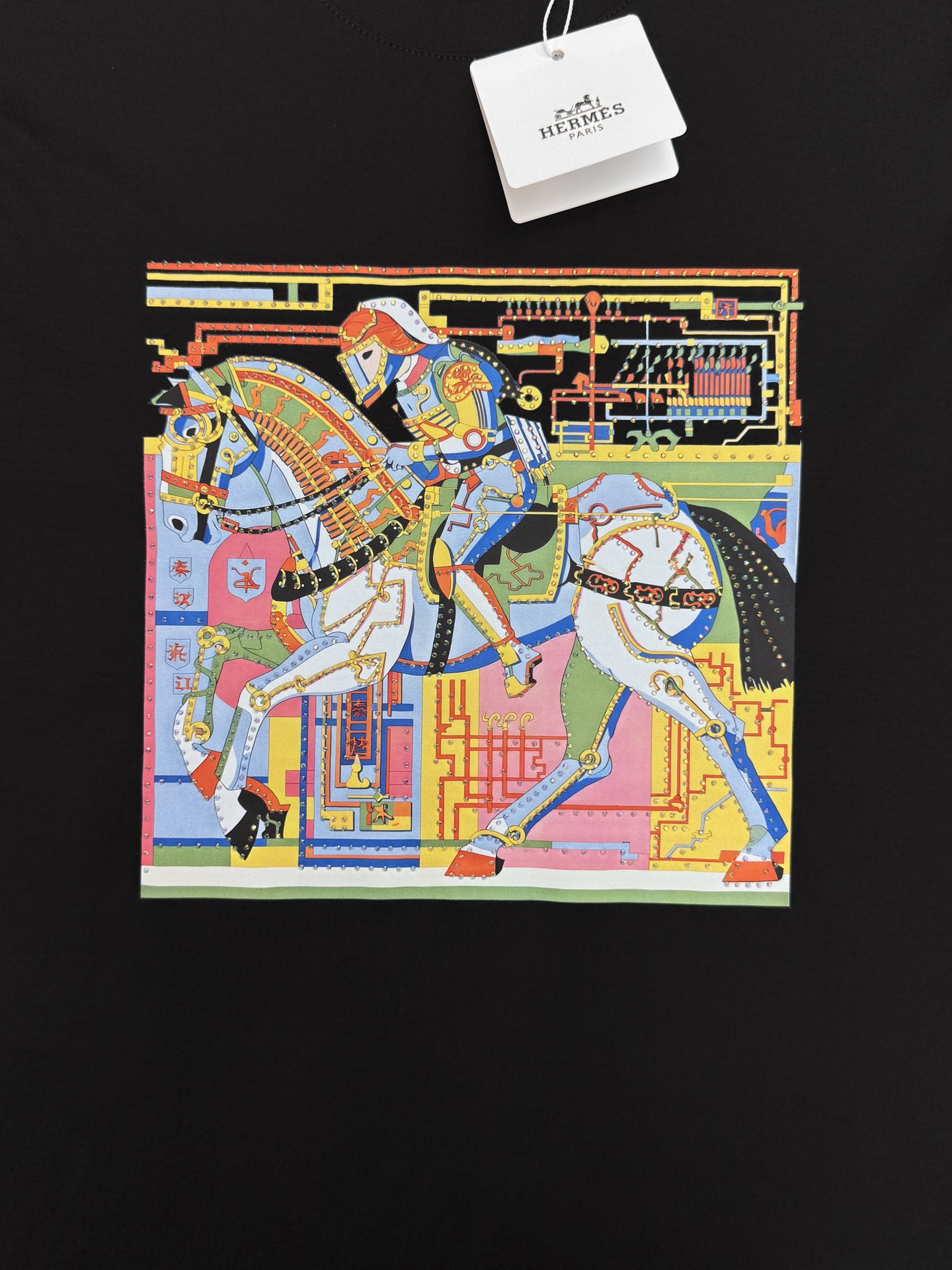 Hermes新款爱马仕的骑士浪漫，藏在这件丝光棉T恤里.高支190g丝光棉自带柔光滤镜，上身顺滑透气，自带凉感不闷汗。胸