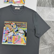Hermes新款爱马仕的骑士浪漫,藏在这件丝光棉T恤里.高支190g丝光棉自带柔光滤镜,上身顺滑透气,自带凉感不闷汗。胸 Hermes新款爱马仕的骑士浪漫,藏在这件丝光棉T恤里.高支190g丝光棉自带柔光滤镜,上身顺滑透气,自带凉感不闷汗。胸