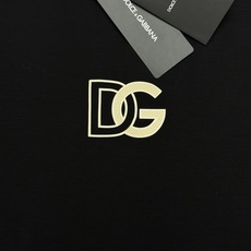 D&G的利落酷感,藏在这件丝光棉T恤里。 高支丝光棉自带柔光质感,上身顺滑透气,自带凉感不闷汗。胸前立体压印的DG标识, D&G的利落酷感,藏在这件丝光棉T恤里。 高支丝光棉自带柔光质感,上身顺滑透气,自带凉感不闷汗。胸前立体压印的DG标识,