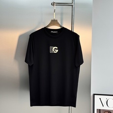 D&G的利落酷感,藏在这件丝光棉T恤里。 高支丝光棉自带柔光质感,上身顺滑透气,自带凉感不闷汗。胸前立体压印的DG标识, D&G的利落酷感,藏在这件丝光棉T恤里。 高支丝光棉自带柔光质感,上身顺滑透气,自带凉感不闷汗。胸前立体压印的DG标识,