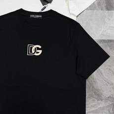 D&G的利落酷感,藏在这件丝光棉T恤里。 高支丝光棉自带柔光质感,上身顺滑透气,自带凉感不闷汗。胸前立体压印的DG标识, D&G的利落酷感,藏在这件丝光棉T恤里。 高支丝光棉自带柔光质感,上身顺滑透气,自带凉感不闷汗。胸前立体压印的DG标识,
