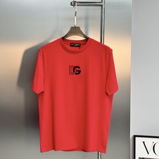 D&G的利落酷感,藏在这件丝光棉T恤里。 高支丝光棉自带柔光质感,上身顺滑透气,自带凉感不闷汗。胸前立体压印的DG标识, D&G的利落酷感,藏在这件丝光棉T恤里。 高支丝光棉自带柔光质感,上身顺滑透气,自带凉感不闷汗。胸前立体压印的DG标识,