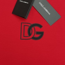 D&G的利落酷感,藏在这件丝光棉T恤里。 高支丝光棉自带柔光质感,上身顺滑透气,自带凉感不闷汗。胸前立体压印的DG标识, D&G的利落酷感,藏在这件丝光棉T恤里。 高支丝光棉自带柔光质感,上身顺滑透气,自带凉感不闷汗。胸前立体压印的DG标识,