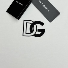 D&G的利落酷感,藏在这件丝光棉T恤里。 高支丝光棉自带柔光质感,上身顺滑透气,自带凉感不闷汗。胸前立体压印的DG标识, D&G的利落酷感,藏在这件丝光棉T恤里。 高支丝光棉自带柔光质感,上身顺滑透气,自带凉感不闷汗。胸前立体压印的DG标识,