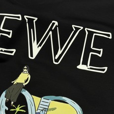 LOEWE罗意威艺术字母丝光棉短袖T恤,将品牌的先锋美学与童趣创意融为一体。精选高支丝光棉,经过多道工艺 LOEWE罗意威艺术字母丝光棉短袖T恤,将品牌的先锋美学与童趣创意融为一体。精选高支丝光棉,经过多道工艺