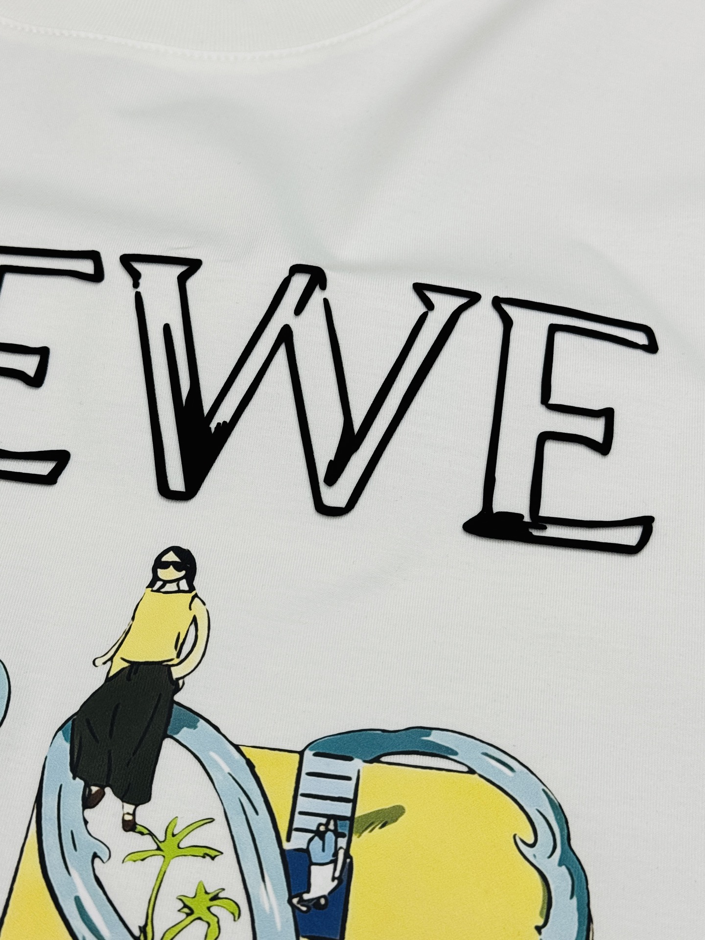 LOEWE罗意威艺术字母丝光棉短袖T恤，将品牌的先锋美学与童趣创意融为一体。精选高支丝光棉，经过多道工艺
