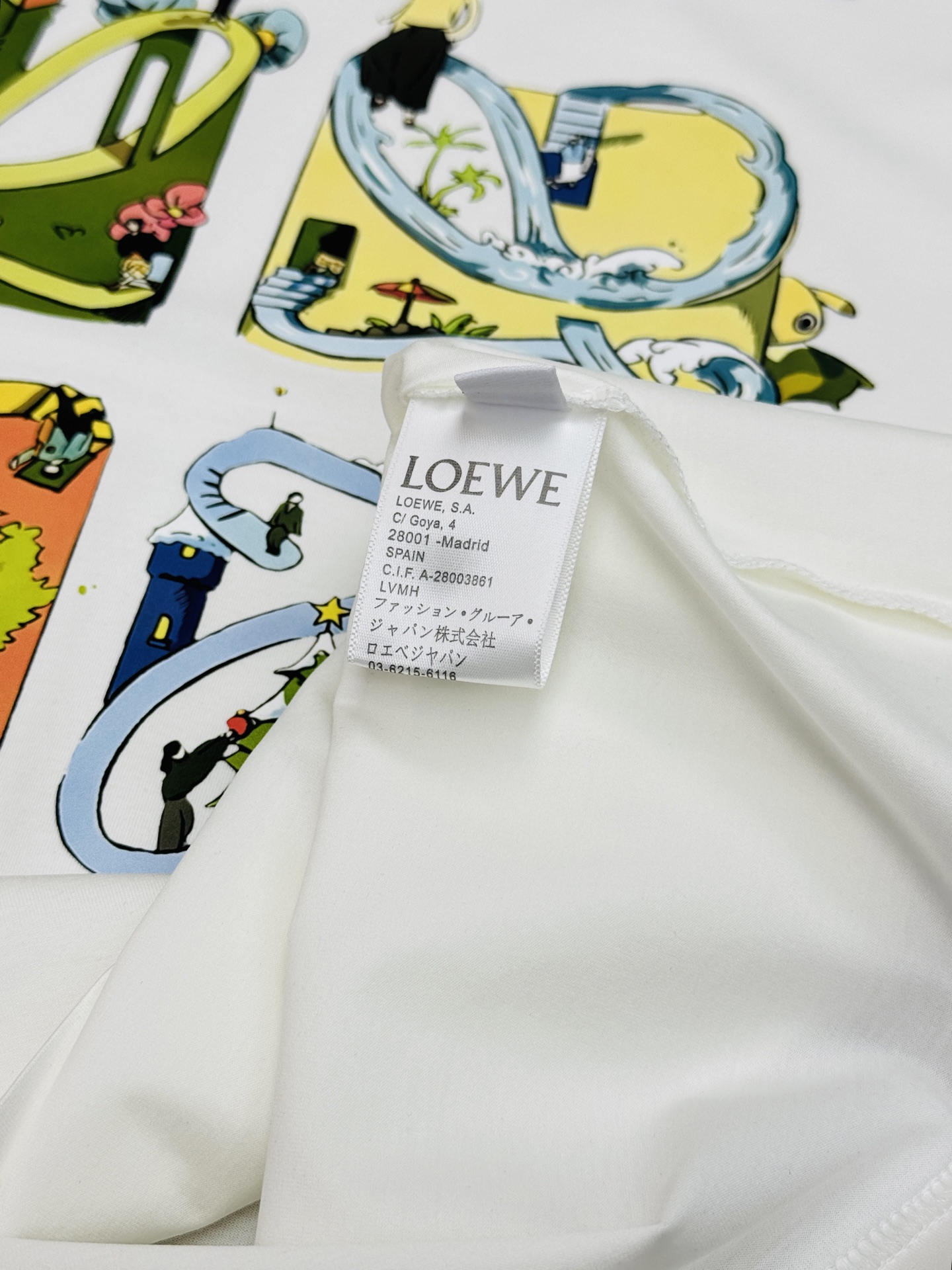 LOEWE罗意威艺术字母丝光棉短袖T恤，将品牌的先锋美学与童趣创意融为一体。精选高支丝光棉，经过多道工艺