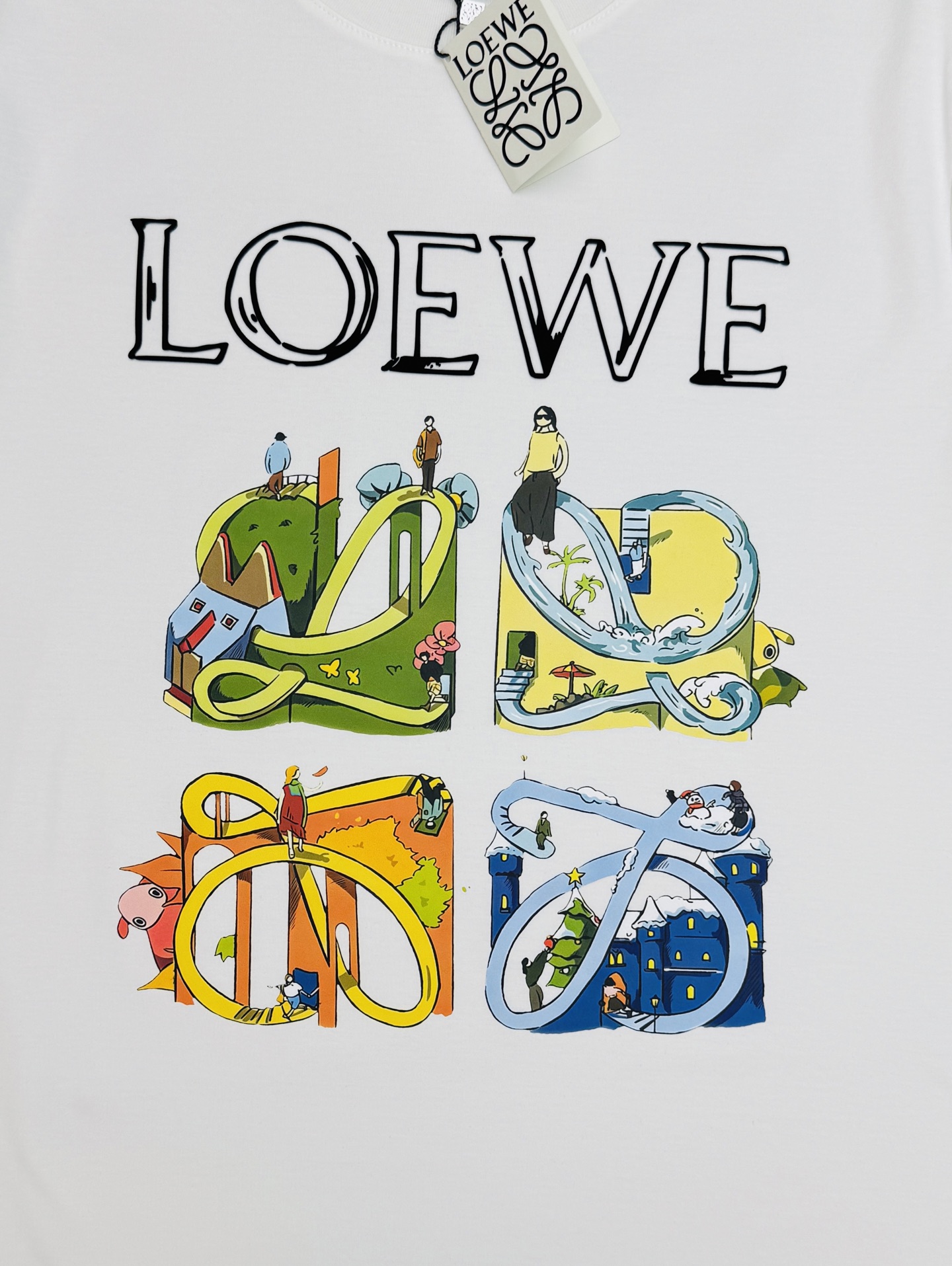 LOEWE罗意威艺术字母丝光棉短袖T恤，将品牌的先锋美学与童趣创意融为一体。精选高支丝光棉，经过多道工艺