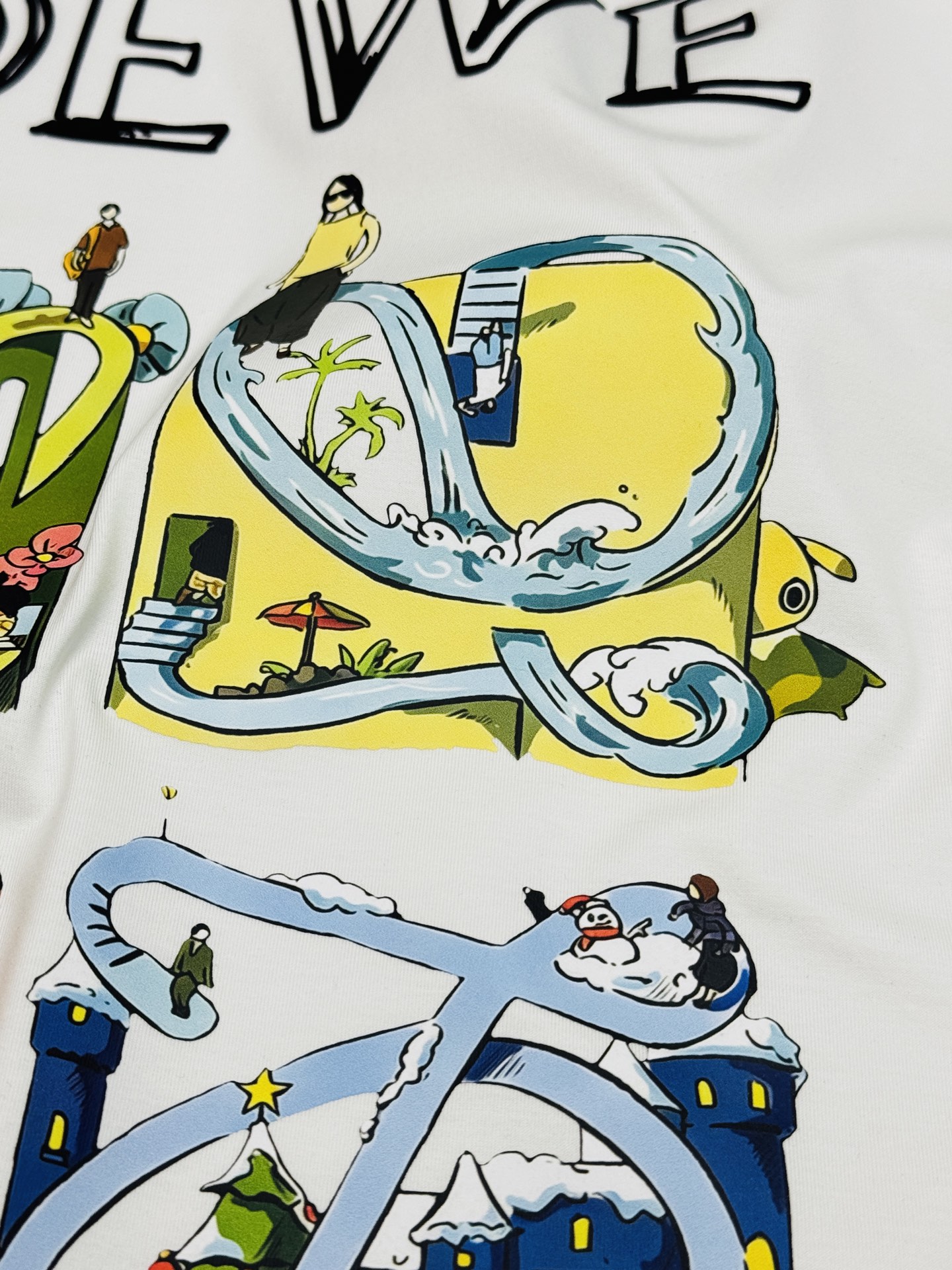 LOEWE罗意威艺术字母丝光棉短袖T恤，将品牌的先锋美学与童趣创意融为一体。精选高支丝光棉，经过多道工艺