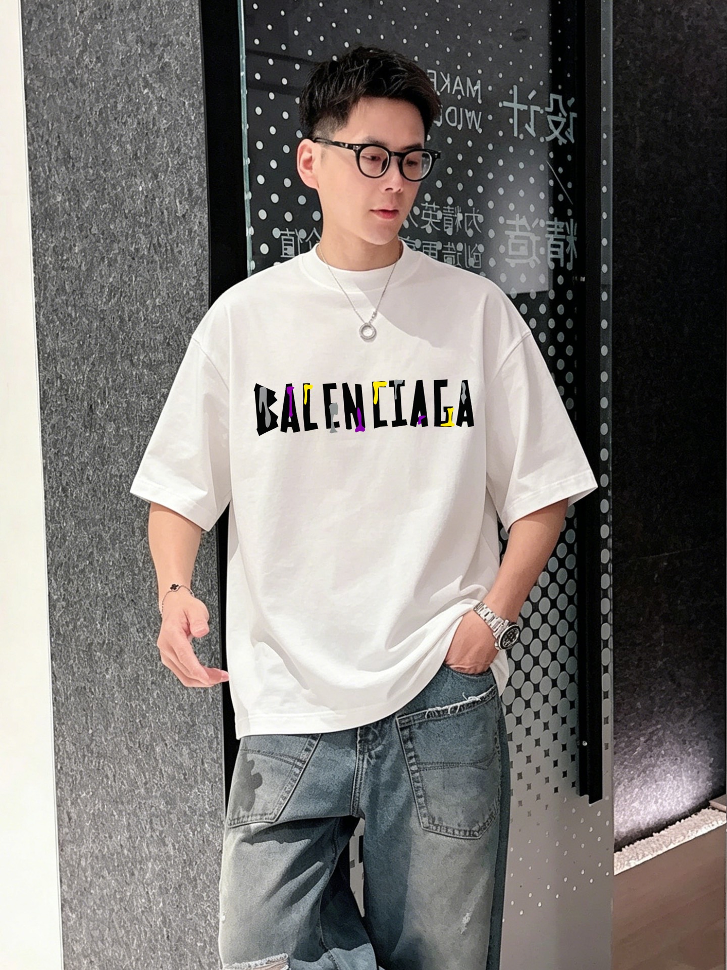 NO:958004,Balenciaga's new T-shirt with graffiti dripping letters. The same style for men and women, Balenciaga's iconic avant-garde aesthetics, wear street graffiti on the body, made of 280g cotton, drape and stiff, not easy to deform after long-term wear, front and back double printing design, front brand letters + graffiti B logo on the back, full of details!  The oversize drop-shoulder cut has a sense of street relaxation, making it easy to create a trendy look. All three standards are met!  Color Black. White. Size S-3XL slightly expanded version (L is recommended for 175/145 pounds), balenciaga, balenciaga, versace, tees, t-shirt,19860909Balenciaga巴黎世家新款涂鸦滴落字母T恤.男女同款巴黎世家标志性先锋美学,把街头涂鸦穿在身上,280g棉打造,垂坠挺括,久穿不易变形,前后双版印花设计,正面品牌字母+背面涂鸦B标,细节拉满！oversize落肩剪裁,自带街头松弛感,轻松打造潮人穿搭.三标齐！颜色黑色.白色.码数S-3XL微扩版型（175/145斤建议L）,,balenciaga,balenciaga,versace,tees，t-shirt,,Men's clothing