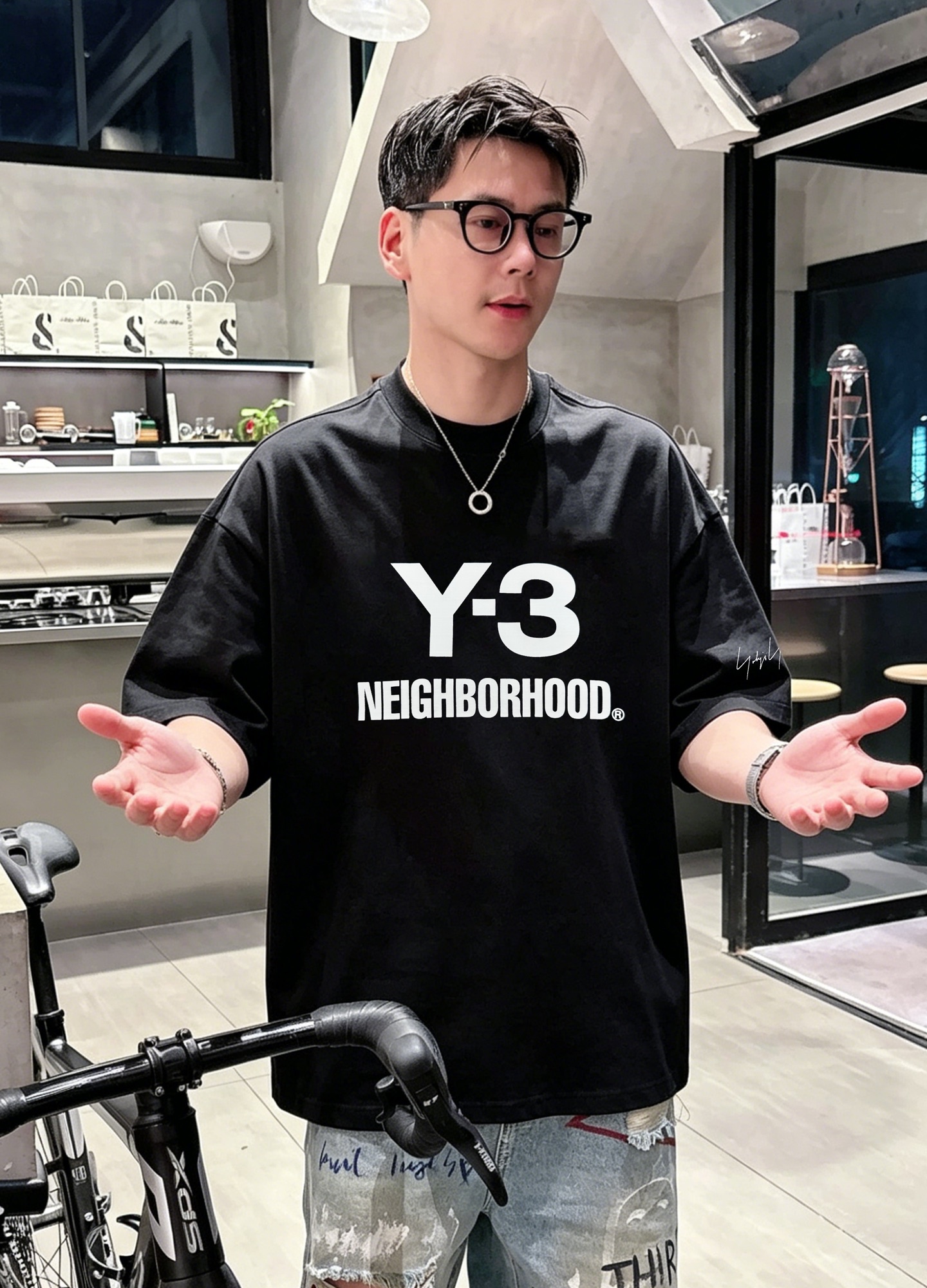 NO:918405,Y-3 and Neighborhood co-branded T-shirts, the same style for men and women, pure main tone + contrasting logo, simple and recognizable!  230g cotton fabric, comfortable and breathable, suitable for daily or sports use. Y-3 is a high-end sports fashion brand of Adidas and Yohji Yamamoto, while Neighborhood is a Japanese street fashion brand. The co-branded and highly collectible cuffs have detailed signatures, and there is a classic logo on the back. Full of fashion sense, a must-have for street style!  All three standards - color black, white, fluorescent yellow, dark blue, size S-3XL slightly expanded version (L recommended per pound), adidas, tees, t-shirt,19860909Y-3和Neighborhood联名T恤,男女同款纯主调+撞色Logo,简约又有辨识度！230g棉质面料,穿着舒适透气,日常或运动都OK.Y-3是Adidas和山本耀司的高端运动时尚品牌,Neighborhood则是日本街头潮牌,联名超有收藏价值袖口还有细节签名,后背有经典标识.潮流感满满,街头风必备！三标齐-颜色黑色.白色.荧光黄.深蓝.码数S-3XL微扩版型（/斤建议L）,,adidas,tees，t-shirt,,Men's clothing