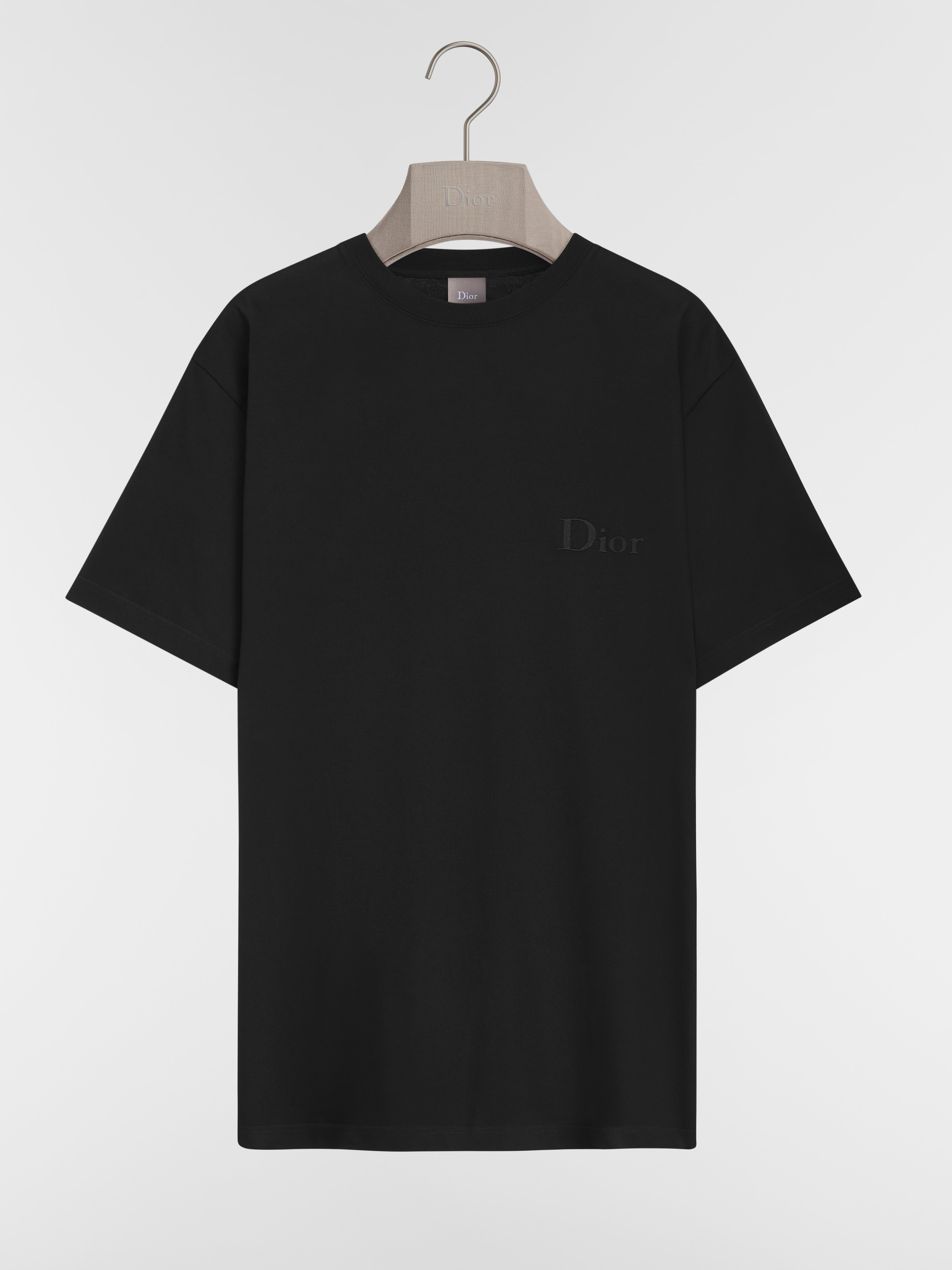 NO:918409,Dior Dior original single embroidery logo T-shirt. The same style for men and women with French high-end genes infused with daily relaxed aesthetics. High-density embroidered letters on the chest, low-key and hidden brand texture. High-density embroidery technology is used, the stitching is delicate and three-dimensional, and the fit is extremely high with the fabric, and the same color is the original color embroidery  It is more refined, full of recognition but not ostentatious. The neckline is designed with reinforced threads, which is not easy to loose after long-term wear; the wiring is neat, the seams are fine, and the overall texture is in line with the brand line level, taking into account comfort and luxury. The five colors of white/light blue/pink/gray/black cover different styles, and the basic colors are suitable for commuting and leisure. The low-saturated bright colors have a gentle temperament, regardless of skin color, and can easily adapt to American, French, simple and other styles. All three standards!  Size S-3XL slightly expanded version (/145 pounds recommended L), dior, dior, tees, t-shirt,19860909Dior迪奥原单刺绣logoT恤.男女同款法式高级基因注入日常松弛美学.胸口高密度刺绣字母,低调暗藏品牌质感. 采用高密度刺绣工艺,针脚细腻立体,和面料贴合度极高,同色系本色刺绣 更显精致,辨识度拉满又不张扬.领口采用加固螺纹设计,久穿不易松垮；走线工整,锁边精细,整体质感对标品牌线水准,兼顾舒适度与高级感.白/浅蓝/粉/灰/黑五色覆盖不同风格,基础色适配通勤休闲,低饱和亮色自带温柔气质,不挑肤色,轻松适配美式、法式、简约等多种穿搭风格.三标齐！码数S-3XL微扩版型（/145斤建议L）,,dior,dior,tees，t-shirt,,Men's clothing