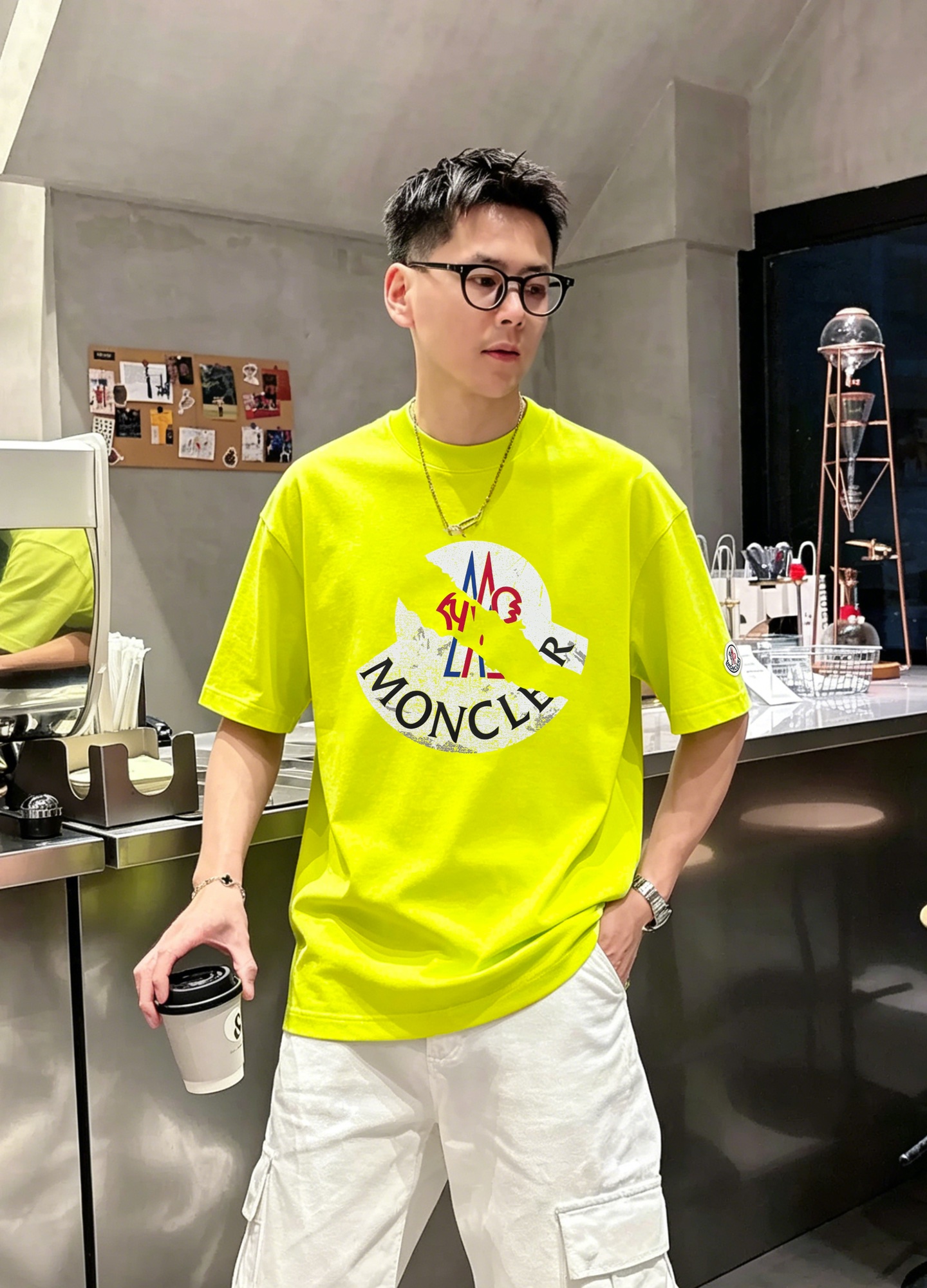 NO:918397,Moncler Genius R series printed T-shirts, recommended for men and women in summer colors!  The red and blue logo + the words 'MONCLER' on the chest are highly recognizable!  The round badges on the cuffs are made of 240g pure cotton, and the customized thread is not easy to deform. It is comfortable and breathable to wear, and is suitable for daily casual or street style. The R series focuses on youth and fashion. It is super stylish when paired with jeans and sneakers, and it is easy to create a fashionable look!  All three standards!  Color black. Green. Fluorescent yellow. White. Size: S-3XL slightly expanded version (/catties recommended), sneakers, jeans, tees, t-shirts,19860909Moncler Genius R系列印花T恤,男女同款夏季色彩推荐！胸前红蓝logo+“MONCLER”字样,辨识度超高！袖口圆形徽章,细节满分240g纯棉材质,定制螺纹不易变形.穿着舒适透气,日常休闲或街头风都很OK.R系列主打年轻化和潮流感,搭配牛仔裤、运动鞋超有型,轻松打造时尚look！三标齐！颜色黑色.绿色.荧光黄.白色.码数S-3XL微扩版型（/斤建议”）,,sneakers,jeans,tees，t-shirt,,Men's clothing