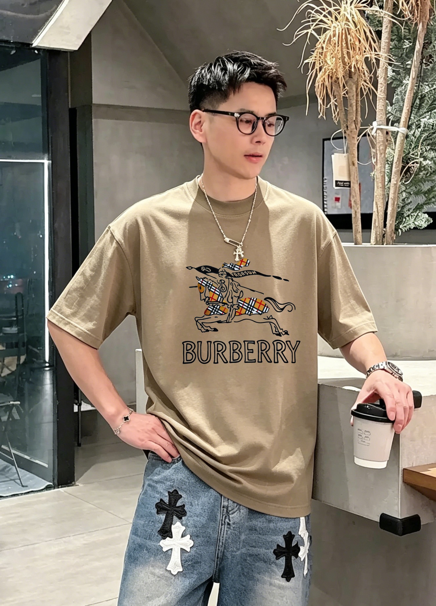 NO:918399,Burberry's new trendy sketch knight T-shirt, the same style for men and women, the equestrian knight logo on the chest uses sketch embroidery + plaid inlay technology, three-dimensional and exquisite 230g pure cotton, soft and breathable, super comfortable to wear. The loose version can be easily controlled by both men and women, the summer color is low-key and versatile, it is stylish with jeans or casual pants, and you can easily get British style. All three standards!  Color Khaki. Black. Colorful blue. White. Size S-3XL slightly expanded version (L recommended per pound), burberry, burberry, jeans, tees, t-shirt,19860909Burberry巴宝莉新款潮牌素描骑士T恤,男女同款胸前马术骑士徽标采用素描刺绣+格纹嵌花工艺,立体又精致230g纯棉,柔软透气,穿着超舒适.宽松版型,男女都能轻松驾驭,夏季色彩低调百搭,随便配牛仔裤或休闲裤都很有型,轻松get英伦风穿搭.三标齐！颜色卡其.黑色.彩蓝.白色.码数S-3XL微扩版型（/斤建议L）,,burberry,burberry,jeans,tees，t-shirt,,Men's clothing