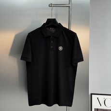 Versace范思哲2026s新款翻领Polo.基础款推荐.商务休闲随意搭配.胸前经典美杜莎字母图形.高温烫画品牌图形设 Versace范思哲2026s新款翻领Polo.基础款推荐.商务休闲随意搭配.胸前经典美杜莎字母图形.高温烫画品牌图形设