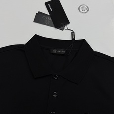 Versace范思哲2026s新款翻领Polo.基础款推荐.商务休闲随意搭配.胸前经典美杜莎字母图形.高温烫画品牌图形设 Versace范思哲2026s新款翻领Polo.基础款推荐.商务休闲随意搭配.胸前经典美杜莎字母图形.高温烫画品牌图形设