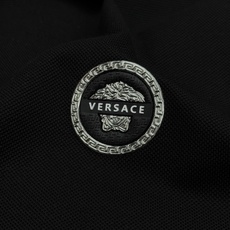 Versace范思哲2026s新款翻领Polo.基础款推荐.商务休闲随意搭配.胸前经典美杜莎字母图形.高温烫画品牌图形设 Versace范思哲2026s新款翻领Polo.基础款推荐.商务休闲随意搭配.胸前经典美杜莎字母图形.高温烫画品牌图形设