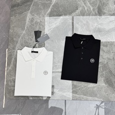 Versace范思哲2026s新款翻领Polo.基础款推荐.商务休闲随意搭配.胸前经典美杜莎字母图形.高温烫画品牌图形设 Versace范思哲2026s新款翻领Polo.基础款推荐.商务休闲随意搭配.胸前经典美杜莎字母图形.高温烫画品牌图形设