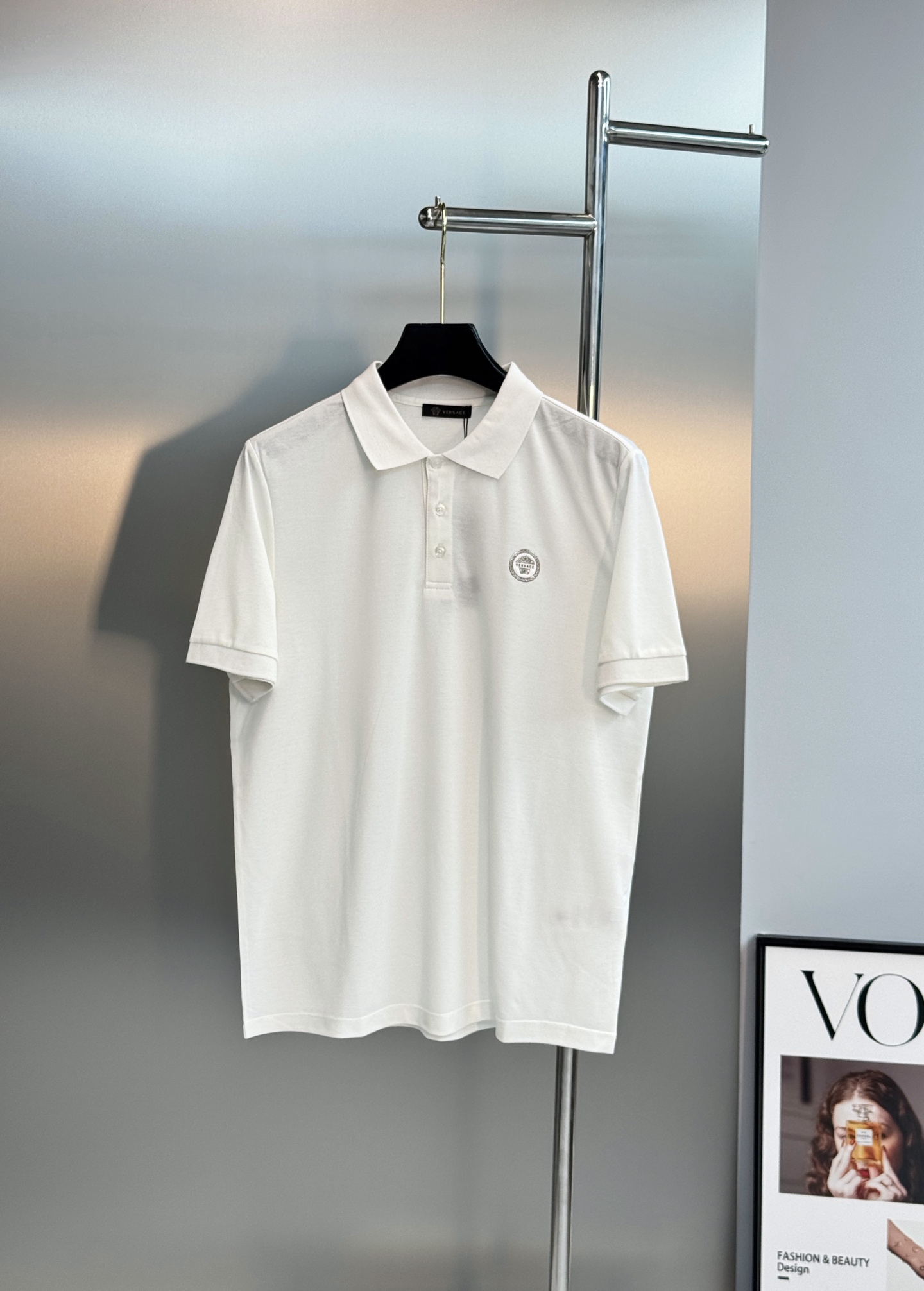 Versace范思哲2026s新款翻领Polo.基础款推荐.商务休闲随意搭配.胸前经典美杜莎字母图形.高温烫画品牌图形设 Versace范思哲2026s新款翻领Polo.基础款推荐.商务休闲随意搭配.胸前经典美杜莎字母图形.高温烫画品牌图形设