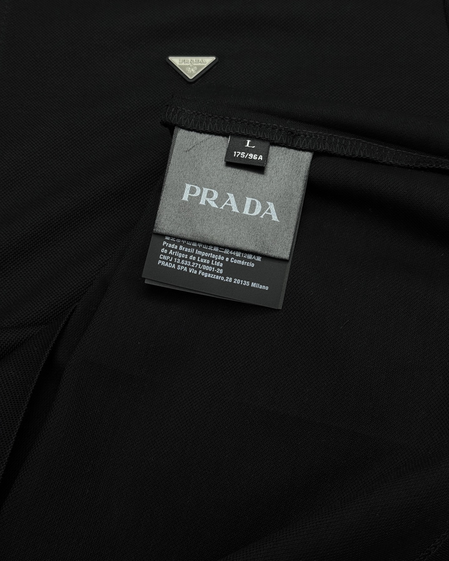 Prada普拉达三角标珠地棉Polo衫 | 黑白双选,极简奢雅.甄选意大利工艺级丝光珠地棉,自带呼吸感的网眼肌理,将Pr Prada普拉达三角标珠地棉Polo衫 | 黑白双选,极简奢雅.甄选意大利工艺级丝光珠地棉,自带呼吸感的网眼肌理,将Pr