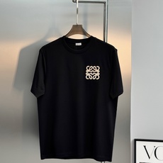 Loewe罗意威新款丝光棉T恤.胸前品牌标志性Anagram刺绣LOGO,采用仿钩针工艺,立体感拉满,低调中自带辨识度。 Loewe罗意威新款丝光棉T恤.胸前品牌标志性Anagram刺绣LOGO,采用仿钩针工艺,立体感拉满,低调中自带辨识度。