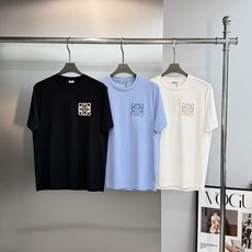 Loewe罗意威新款丝光棉T恤.胸前品牌标志性Anagram刺绣LOGO,采用仿钩针工艺,立体感拉满,低调中自带辨识度。 Loewe罗意威新款丝光棉T恤.胸前品牌标志性Anagram刺绣LOGO,采用仿钩针工艺,立体感拉满,低调中自带辨识度。