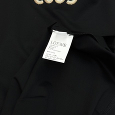 Loewe罗意威新款丝光棉T恤.胸前品牌标志性Anagram刺绣LOGO,采用仿钩针工艺,立体感拉满,低调中自带辨识度。 Loewe罗意威新款丝光棉T恤.胸前品牌标志性Anagram刺绣LOGO,采用仿钩针工艺,立体感拉满,低调中自带辨识度。
