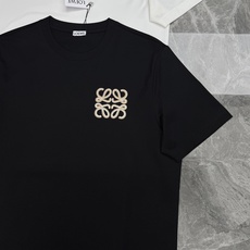 Loewe罗意威新款丝光棉T恤.胸前品牌标志性Anagram刺绣LOGO,采用仿钩针工艺,立体感拉满,低调中自带辨识度。 Loewe罗意威新款丝光棉T恤.胸前品牌标志性Anagram刺绣LOGO,采用仿钩针工艺,立体感拉满,低调中自带辨识度。