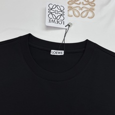 Loewe罗意威新款丝光棉T恤.胸前品牌标志性Anagram刺绣LOGO,采用仿钩针工艺,立体感拉满,低调中自带辨识度。 Loewe罗意威新款丝光棉T恤.胸前品牌标志性Anagram刺绣LOGO,采用仿钩针工艺,立体感拉满,低调中自带辨识度。