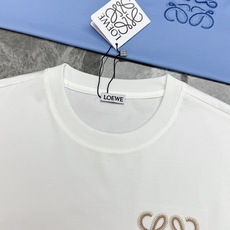 Loewe罗意威新款丝光棉T恤.胸前品牌标志性Anagram刺绣LOGO,采用仿钩针工艺,立体感拉满,低调中自带辨识度。 Loewe罗意威新款丝光棉T恤.胸前品牌标志性Anagram刺绣LOGO,采用仿钩针工艺,立体感拉满,低调中自带辨识度。